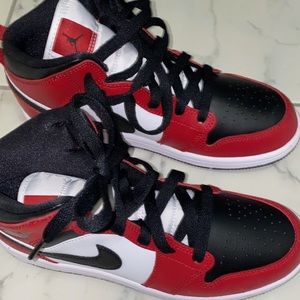 NIKE JORDAN 1’s MID
